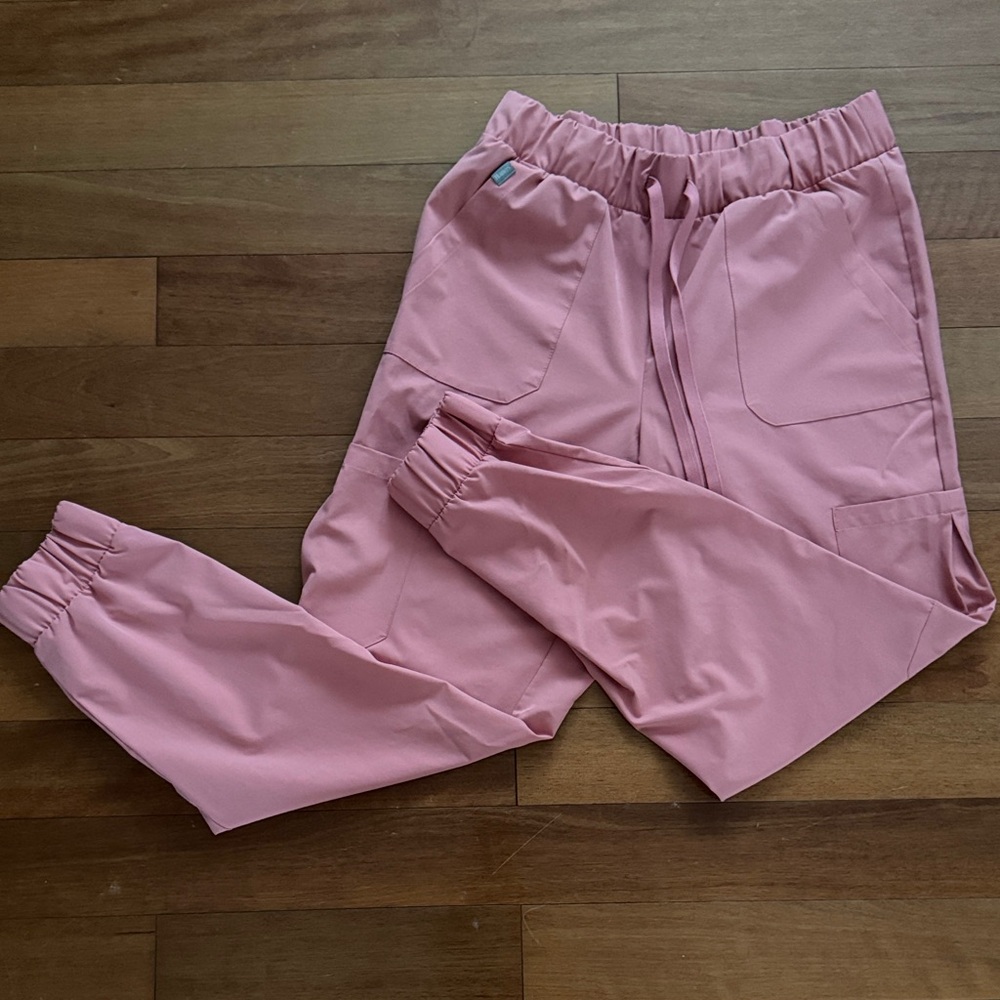 Women’s Hanes Coral Scrub Set, Size M (top & bottom) - Picture 3 of 3